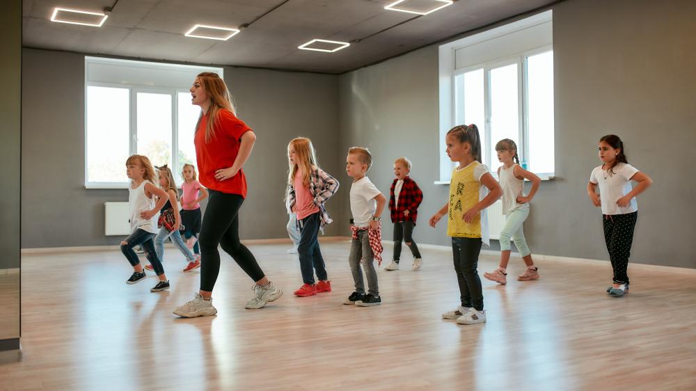 enfants en cours de danse