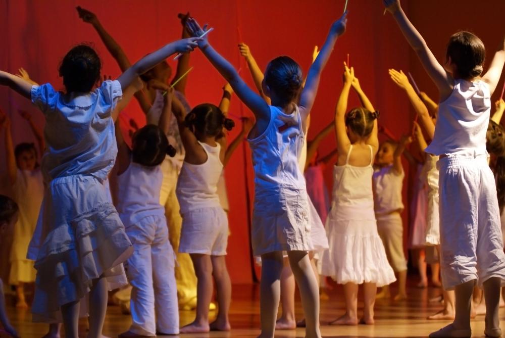 enfants en cours de danse