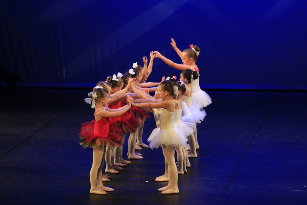 enfants sur scène entrain de danser