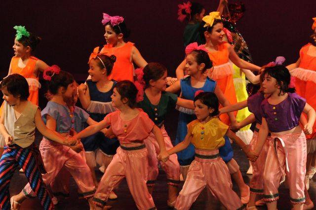 enfants sur scène entrain de danser