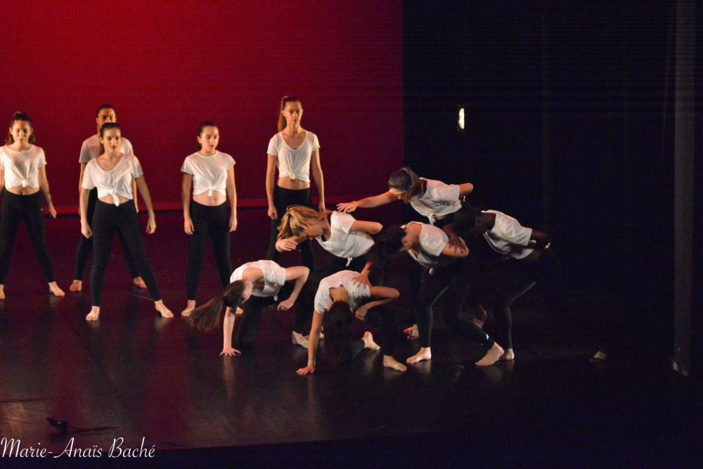 Danseurs de Florensa sur scène