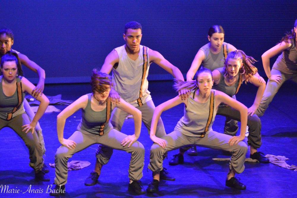 Danseurs de Florensa sur scène