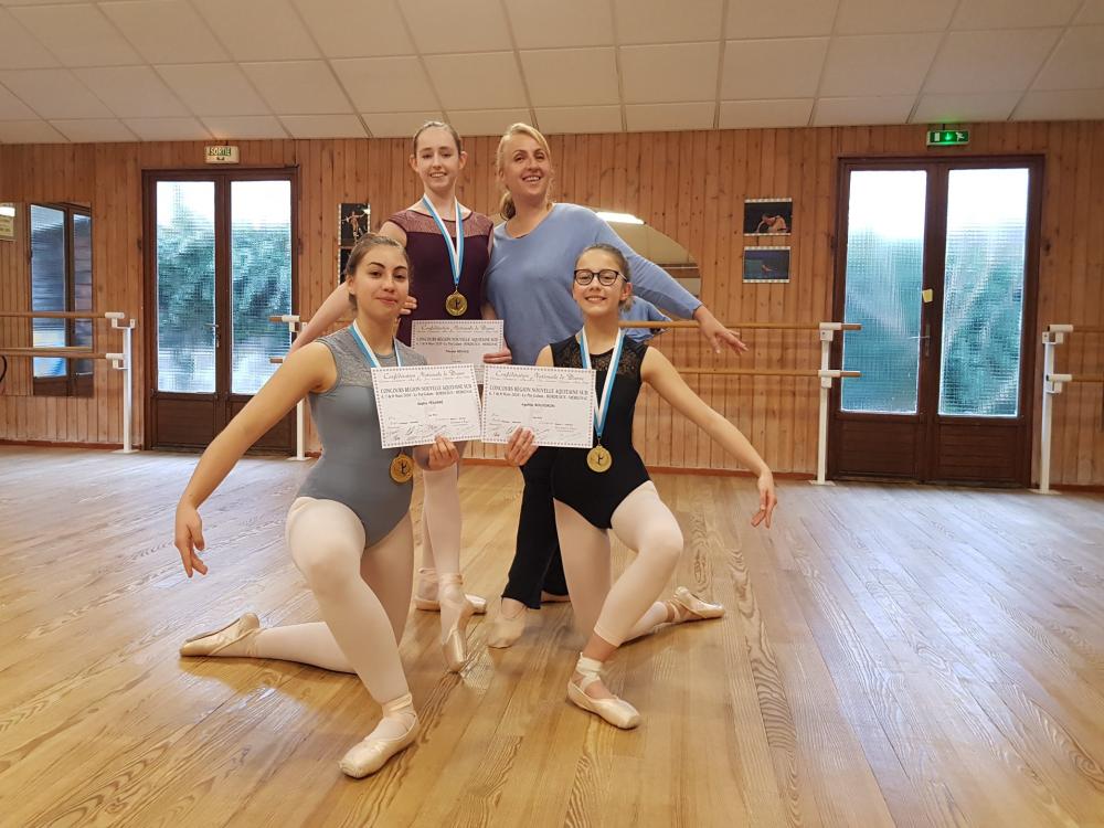 Danseuses tenant des certificats