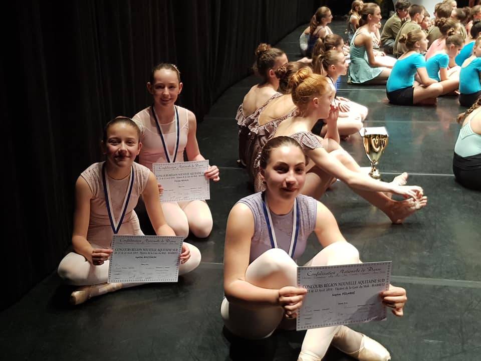 Danseuses tenant des certificats