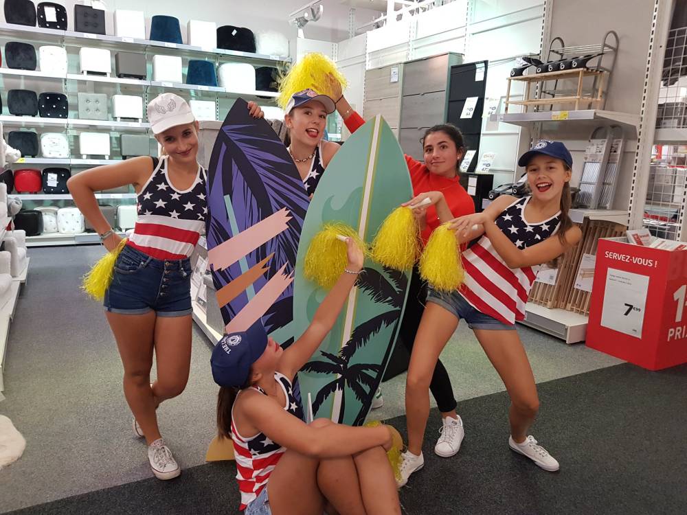 Danseuses dans un magasin pour une représentation