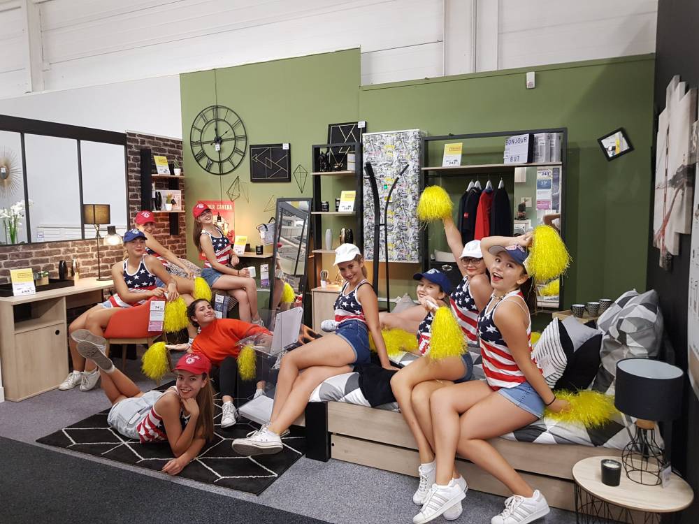 Danseuses dans un magasin pour une représentation